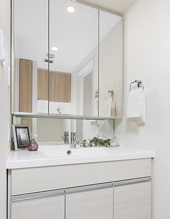 Bathing-wash room.  [Three-sided mirror back storage] The back of the wide triple mirror, It was provided with a storage space of the cabinet type. You can organize the clutter around basin with abundant storage capacity.