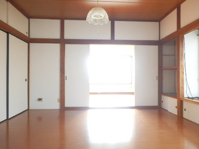 Living and room. The western Japanese-style room 6 quires was changed to one room Western-style