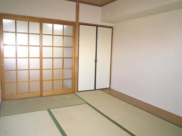 Other room space. Bright south-facing balcony 6 quires of Japanese-style room
