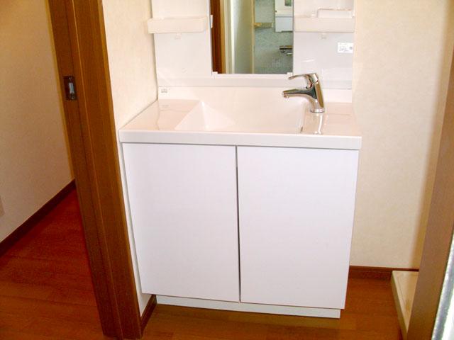 Wash basin, toilet. Wash basin