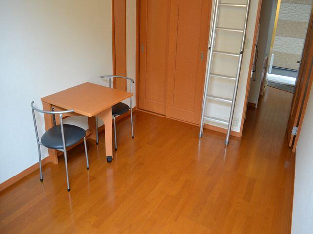 Living and room. Folding table and chairs ・ Systemic mirror is equipped ☆ 