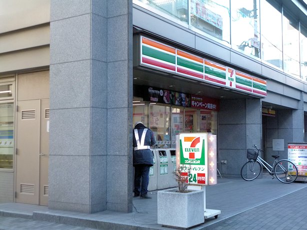 Convenience store. Seven-Eleven Omiya Miyamachi 4-chome up (convenience store) 695m