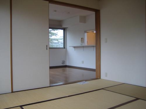 Living and room. Japanese-style room, even if there 8 quires loose