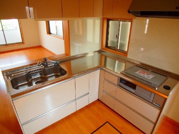 Kitchen. Use in an efficient easy L-shaped kitchen! In a three-necked IH stove, Happy to be fun to clean cuisine