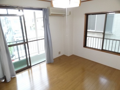 Living and room. Facing balcony facing south bright Western-style