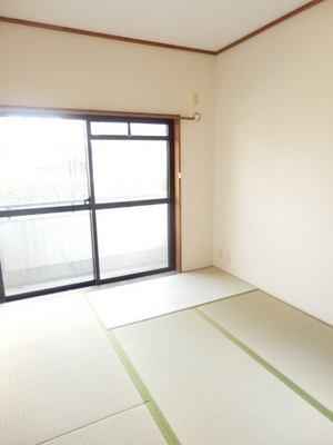 Living and room. 6 Pledge of Japanese-style room facing the balcony