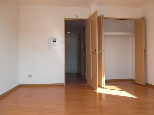 Living and room. Western-style room is spacious space of (8.4 quire). 