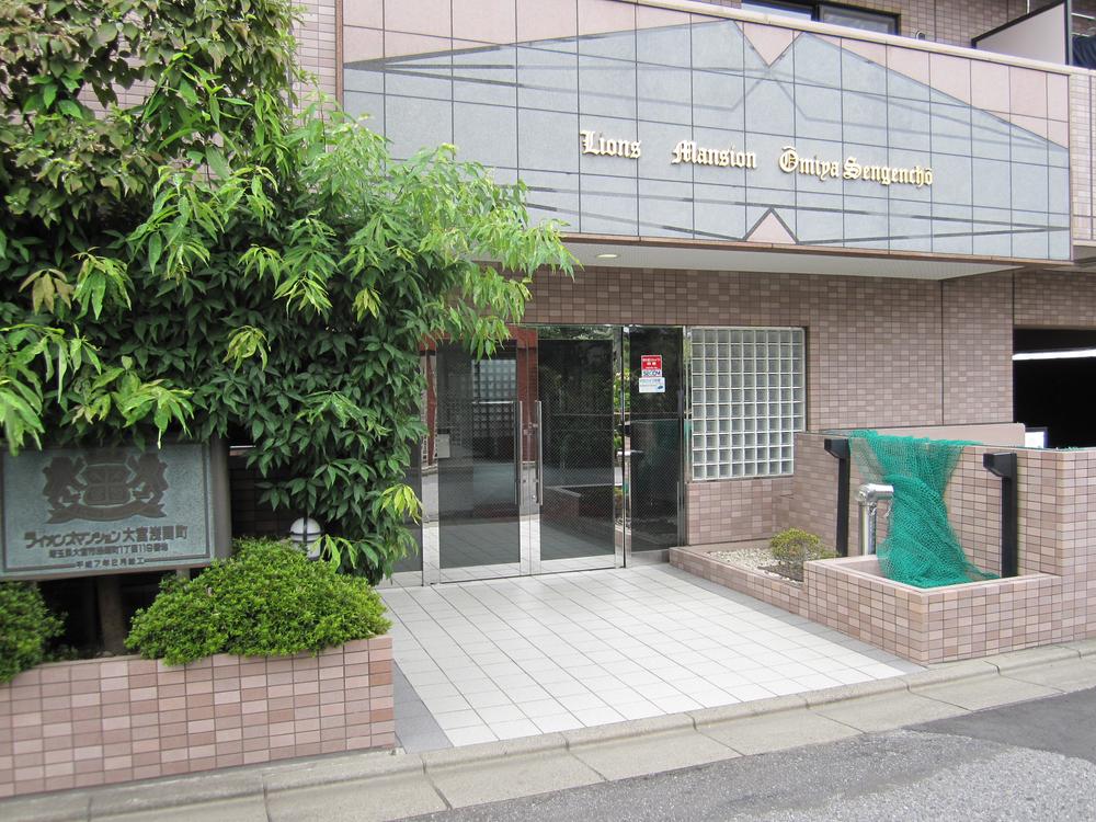 Entrance. Local (July 2010) Shooting