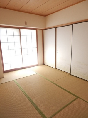 Living and room. 6-mat Japanese-style room facing the balcony