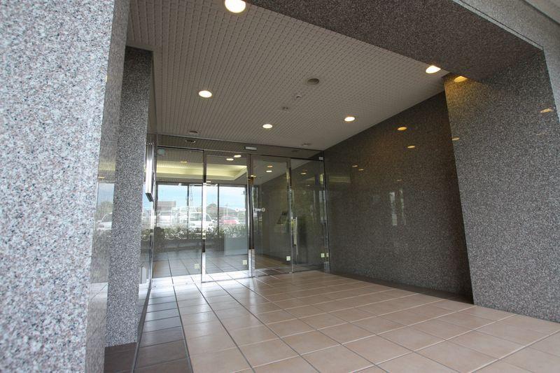 Entrance. Good popular area of ​​the living environment. To Omiya Station two Station! There is also a large number of neighborhood park. We will continue to create a new residence of the value and form fused design and functionality.