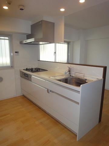 Kitchen.  ◆ Face-to-face kitchen