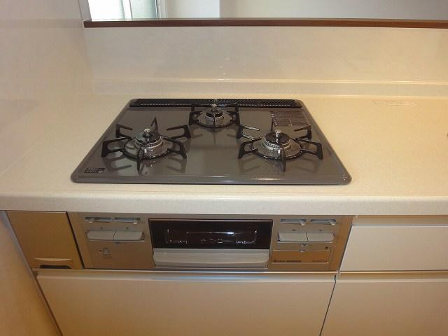 Kitchen.  ◆ 3-burner stove