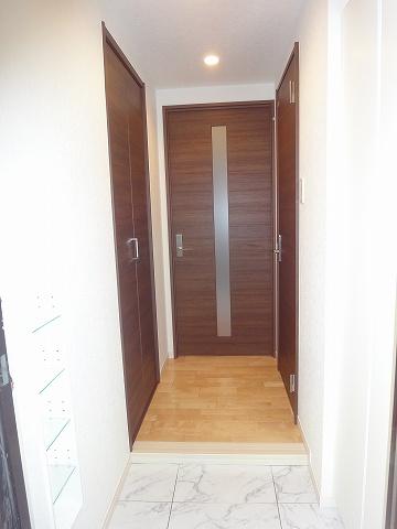 Entrance. Local (11 May 2013) Shooting