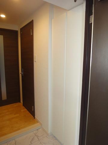 Entrance.  ◆ Entrance storage already replaced