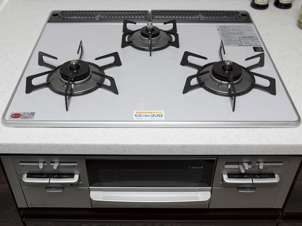 Kitchen.  [Gas stove will beep and the stove] 3-neck each with a temperature sensor in the stove. Top plate of the G clearcoat vividness easily fell dirt will be long-lasting. No water is with a two-sided grill. (Same specifications)