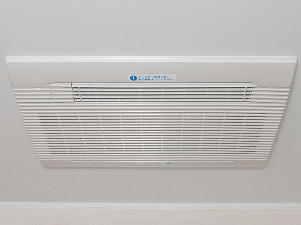 Bathing-wash room.  [Bathroom ventilation heating dryer (electric)] Ventilation and dry ・ Installing a bathroom ventilation heating drying machine equipped with a heating function. (Same specifications)