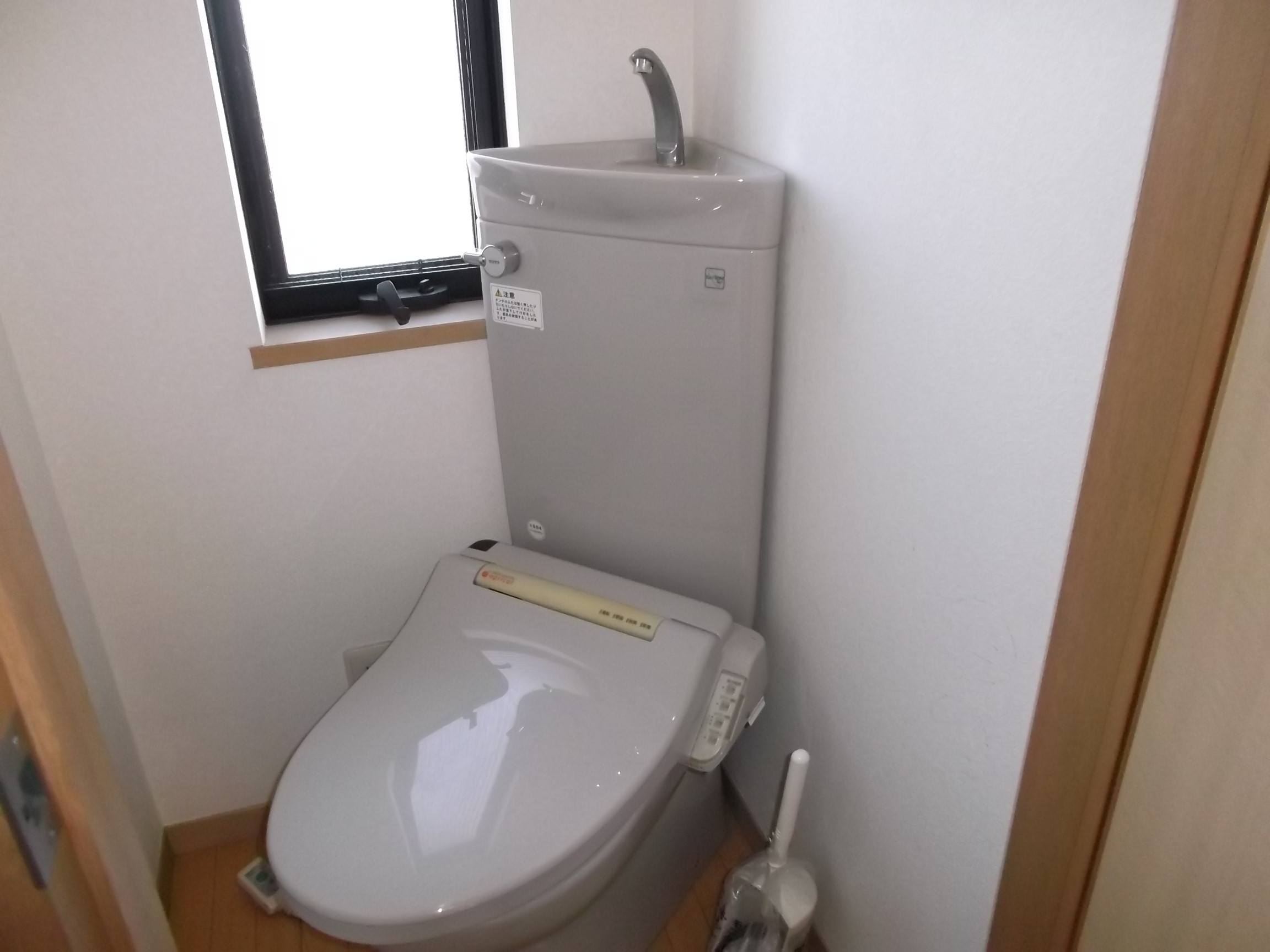 Toilet. Cleaning function with toilet seat