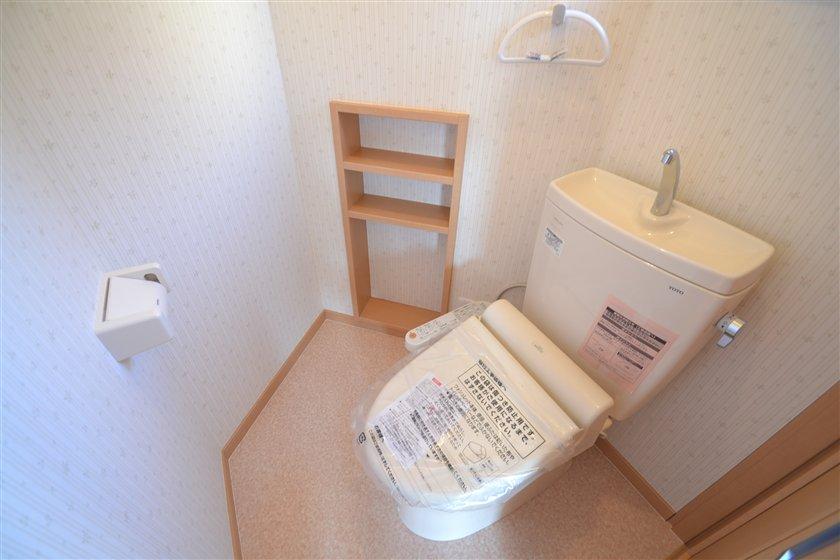 Toilet. Indoor (12 May 2013) Shooting