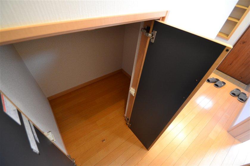 Receipt. Entrance Storage under the (December 2013) Shooting