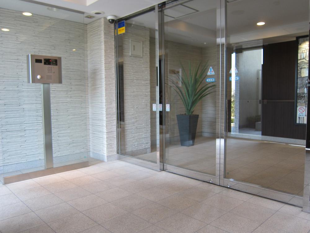 Entrance. Common areas