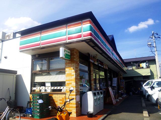 Convenience store. Seven-Eleven a 5-minute walk