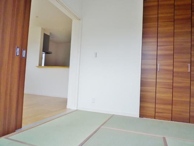 Non-living room. Japanese-style room that can be used to share the living room mom is also safe because it is possible to check the state of the child while you can also be effectively used as a playground for small children cuisine! ! 