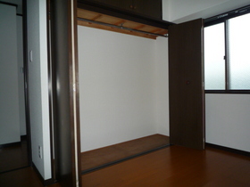 Living and room. Entrance side Western-style. It is one side closet.