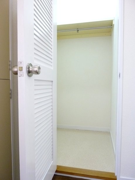 Receipt. Multi-functional walk-in closet that can store plenty