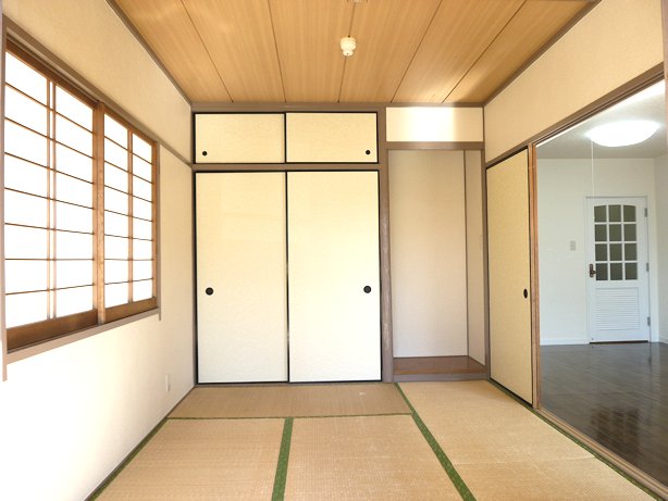 Other room space. 6 Pledge Japanese-style room there is a closet with upper closet
