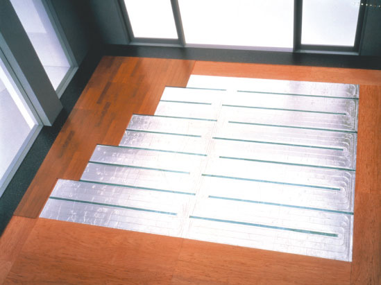 Living.  [Gas hot water floor heating (TES)] It warms the room with radiant heat from under the floor. The surface temperature of the floor is about 30 ℃. Dust is also heating-friendly to the body that do not wind-up. ( ※ The color of the flooring ・ Material is different / Same specifications)