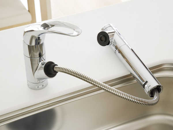 Kitchen.  [Water purifier built-in single-lever hand mixing faucet shower] The adoption of water purifier integrated, Sink around the neat. The head portion has become easy to wash hand shower to the corner of the sink.  ※ Excluding the premium dwelling unit (same specifications)