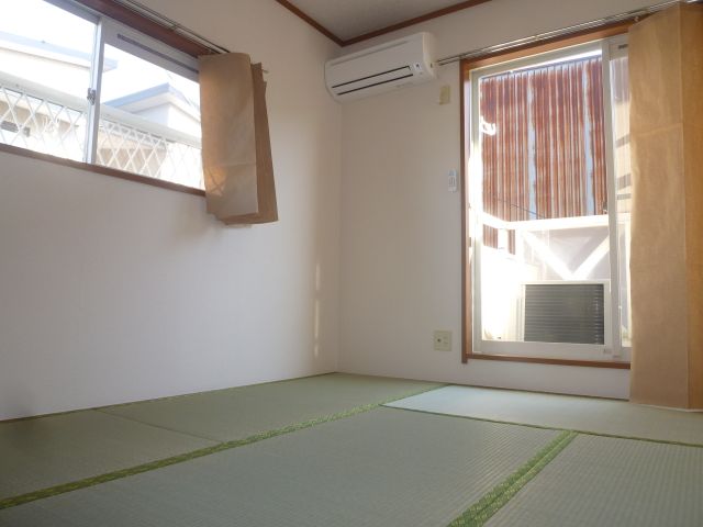 Living and room. Japanese-style room there is a two-way window. Air-conditioned