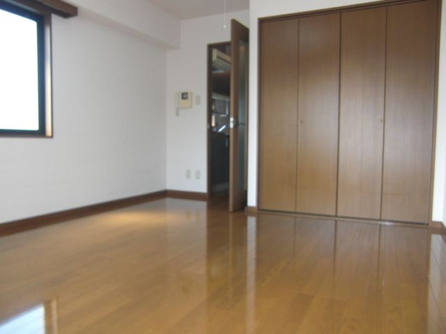 Living and room. Spacious flooring is attractive