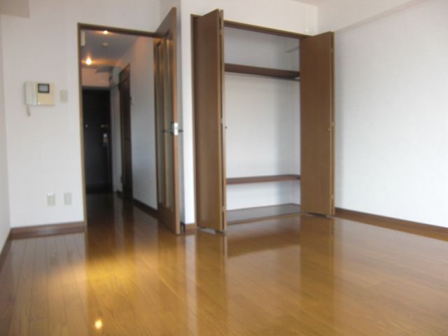 Living and room. Because the corner room with windows! Kazato through also good! 