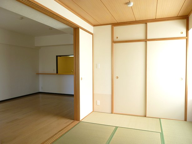 Other room space. Sun sun sun bright Japanese-style room from the west balcony and Minamimado
