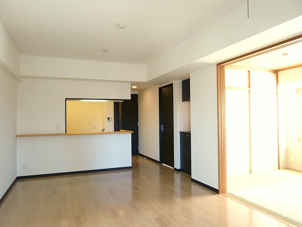 Living and room. Spacious LDK of bright 15.4 quires facing to the west balcony