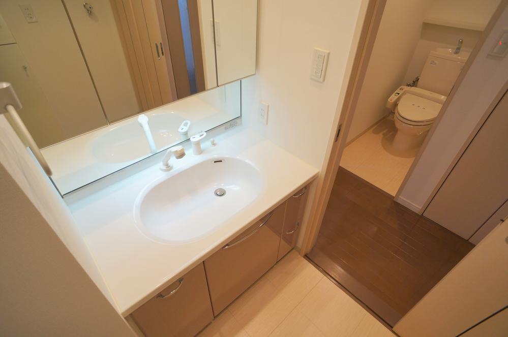 Wash basin, toilet. Indoor (12 May 2013) Shooting