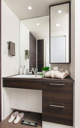 Bathing-wash room.  [Functional vanity idea-packed "Dresser II Neo"] Placing a mirror cabinet which was adopted with mirror door. Out simple open shelf. Drainage port, No flangeless types of drainage fittings. Change of clothes, Secure a space that can be temporarily placed the towel. Under the sink space to put even the trash and health meter.