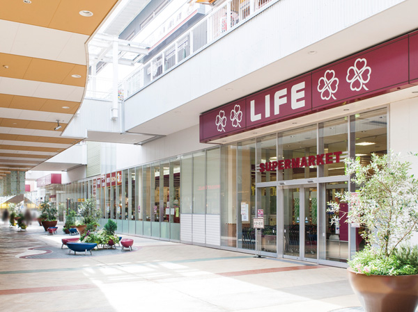 Surrounding environment. Life Saitama New Urban Center store (a 9-minute walk / About 670m)