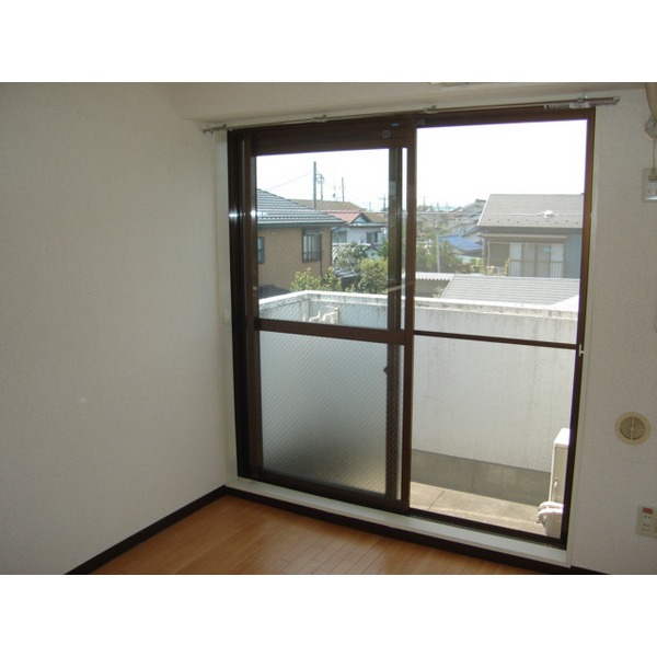 Living and room. Facing south ・ Air-conditioned