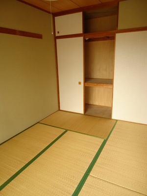 Living and room. Bright Japanese-style room 6 quires facing the balcony