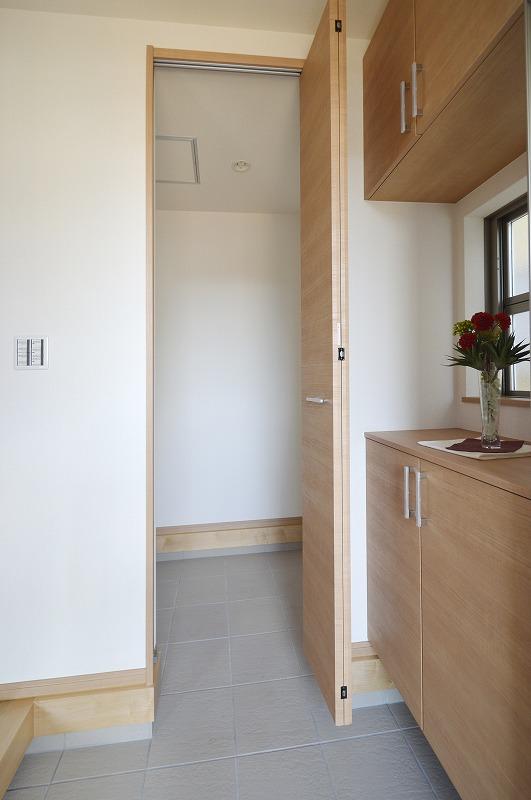 Stroller and camping equipment as well as "the front door storage" shoes and umbrella, golf bag, Snowboarding, etc., Handy for storage of items you do not want to bring into the room. 