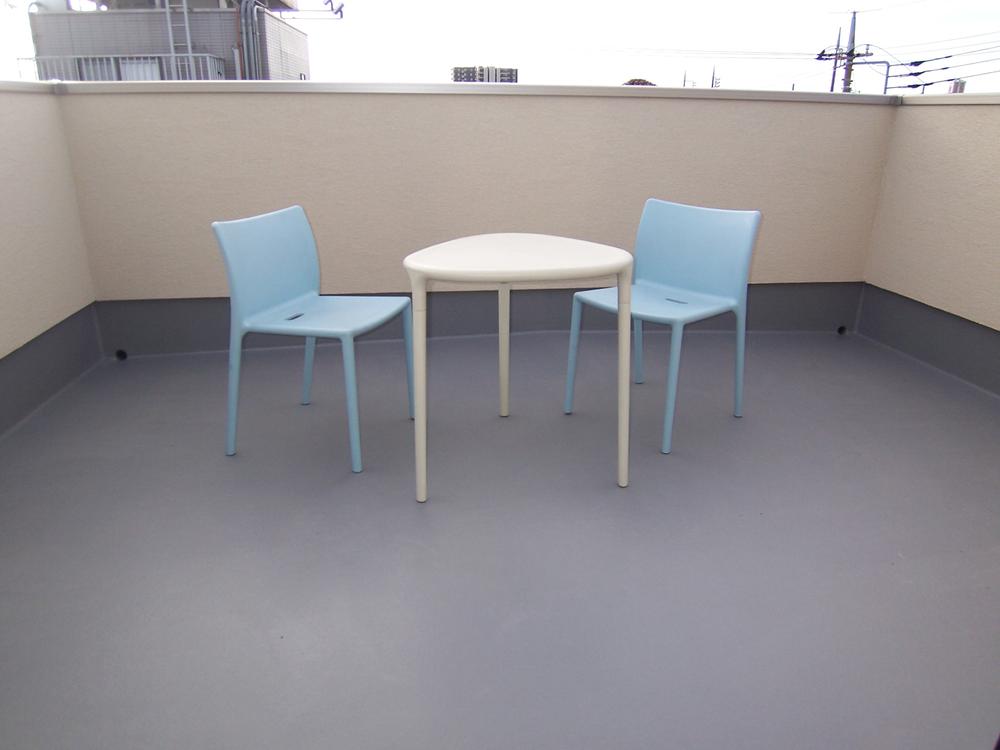 Balcony was placed on the third floor is depth of about 3.1m ・ Spacious size of a width of about 4m. Is Sky balcony that can be leveraged in a variety of applications as "second garden" close to the blue sky. 