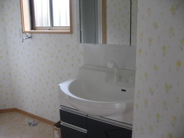 Wash basin, toilet. Shampoo dresser with W750