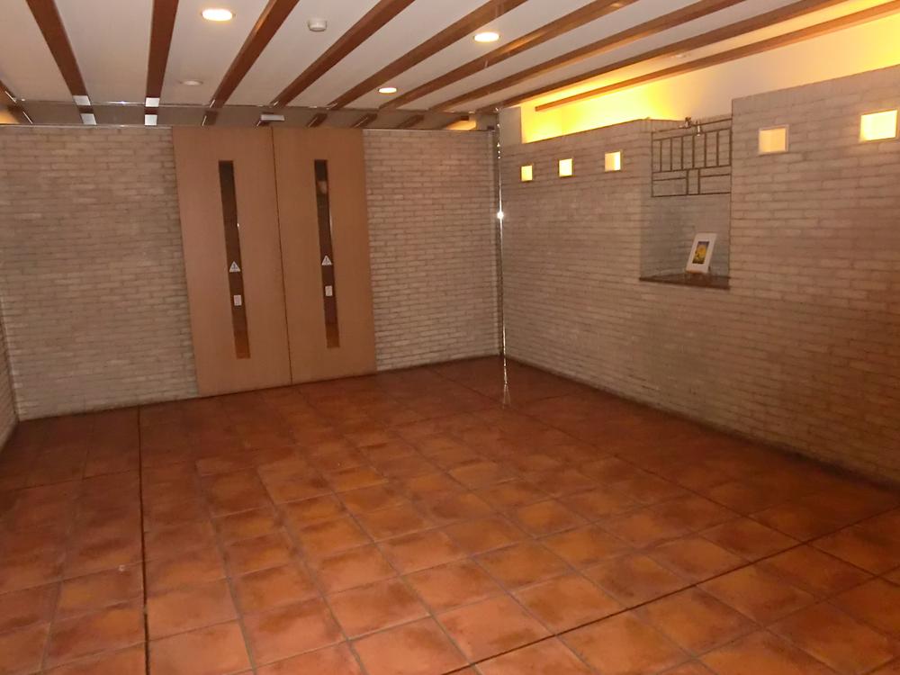 Entrance. Common areas