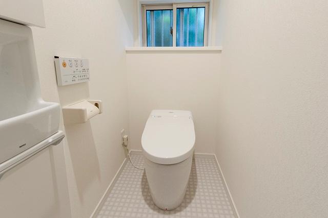Toilet. Auto opening and closing, Equipped with high-function toilet with automatic cleaning function. Convenient with storage (13 Building). 
