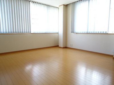 Living and room. 2 side of the window is a very bright and widely (^ v ^)