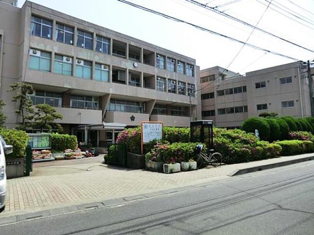 Primary school. Located in the residential area of ​​1140m Kamico the town until the Saitama Municipal Kamico Elementary School, It is a school of calm environment that is adjacent to Kamico park
