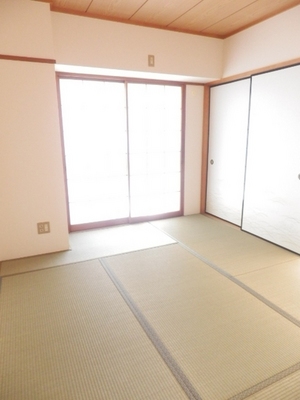 Living and room. 6-mat Japanese-style room facing the balcony