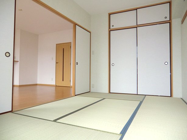 Other room space. 6 Pledge of Japanese-style room there is a closet with upper closet